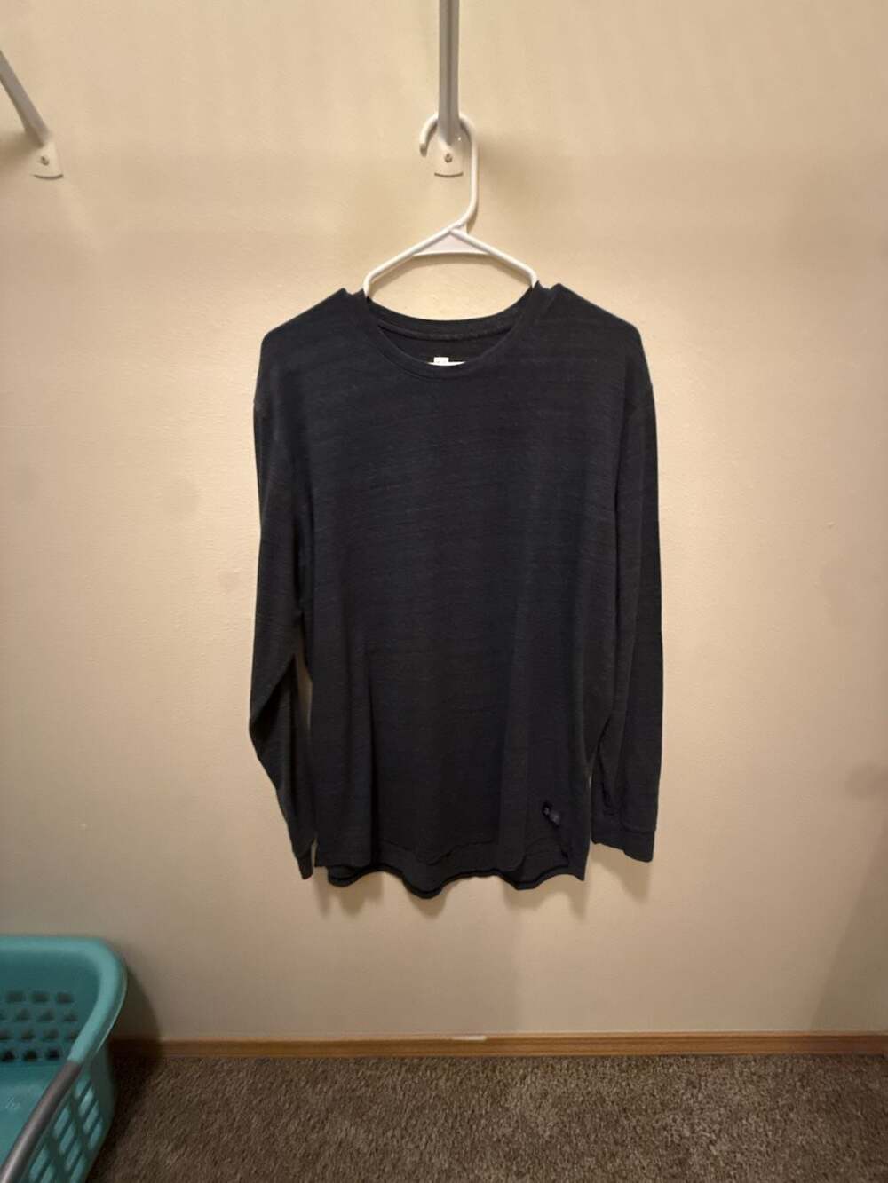 Under Armour Men's Long Sleeve Crewneck Performance Shirt, Heathered Charcoal